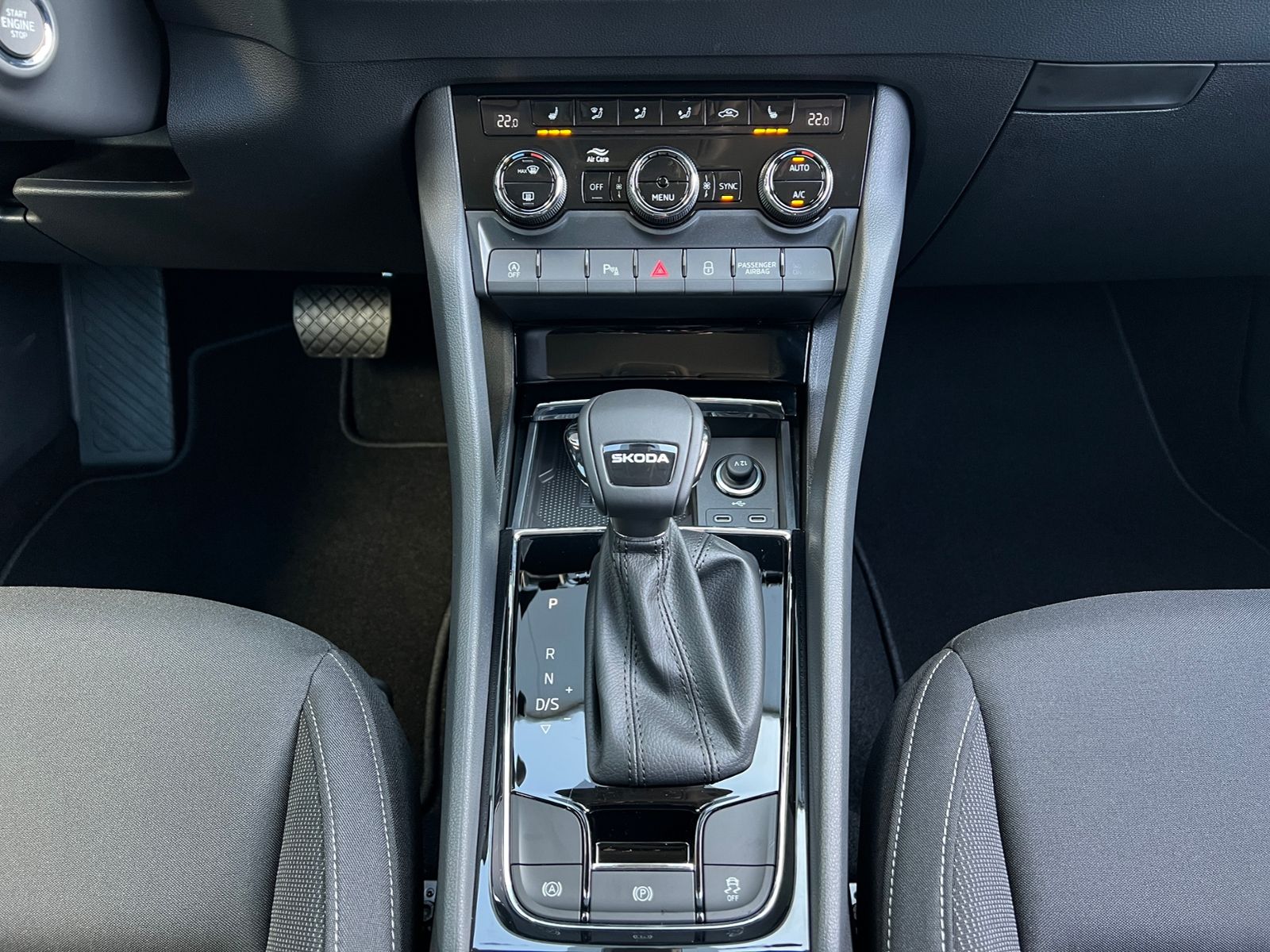 Fahrzeugabbildung SKODA Karoq Tour 1.5 TSI DSG *AHK, 17" LM-Felge, Navi,