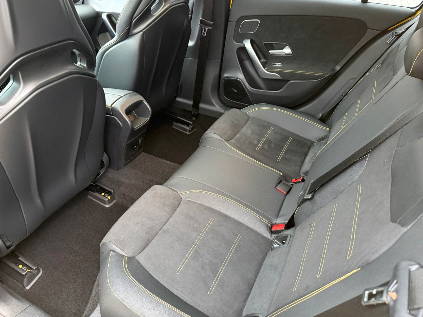 Fahrzeugabbildung Mercedes-Benz A 45 AMG Sonderausstattung: AMG Performance Sit