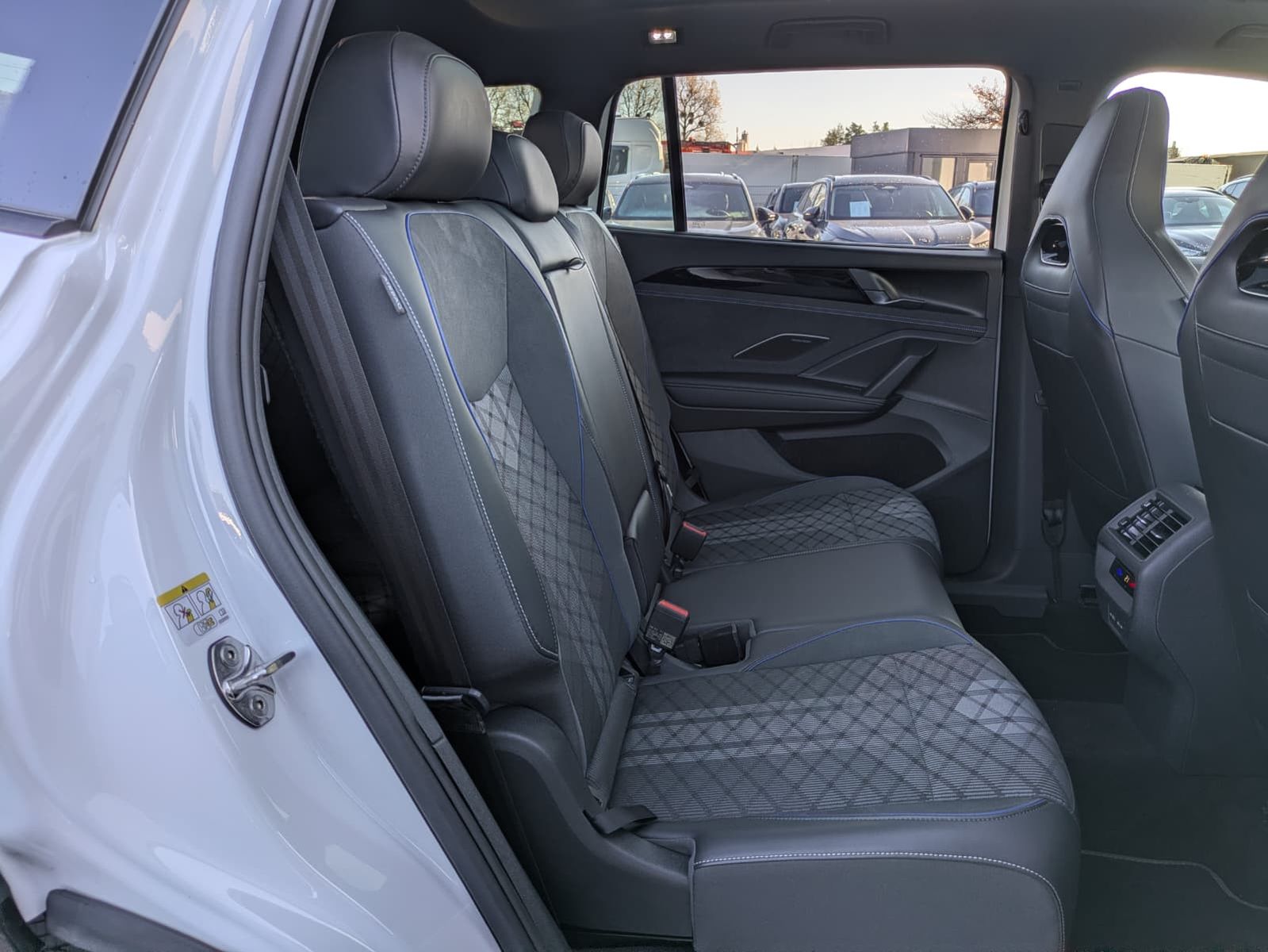 Fahrzeugabbildung Volkswagen Tayron 2.0 TDI 4M R-Line BLACK*7Si*MATRIX*PANO