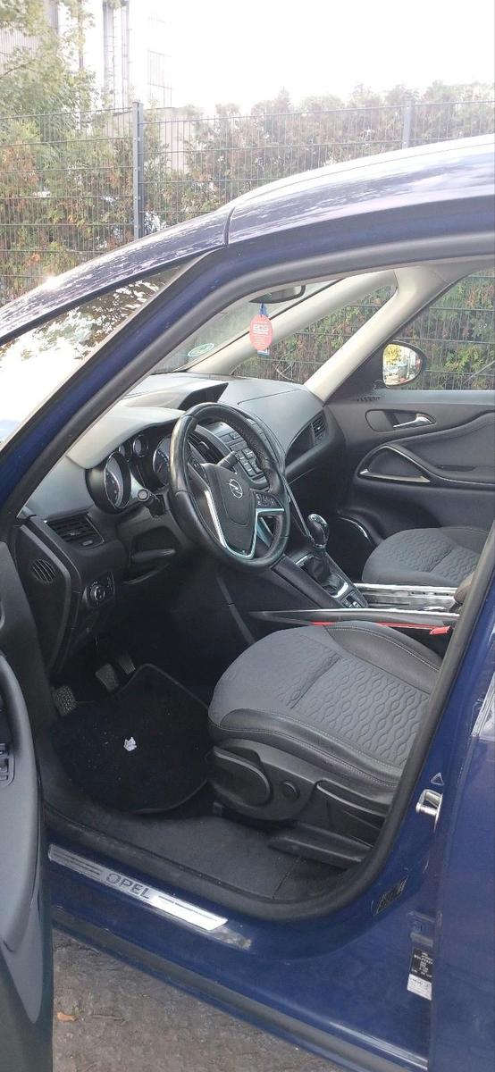 Opel Zafira 2012 — photo 10