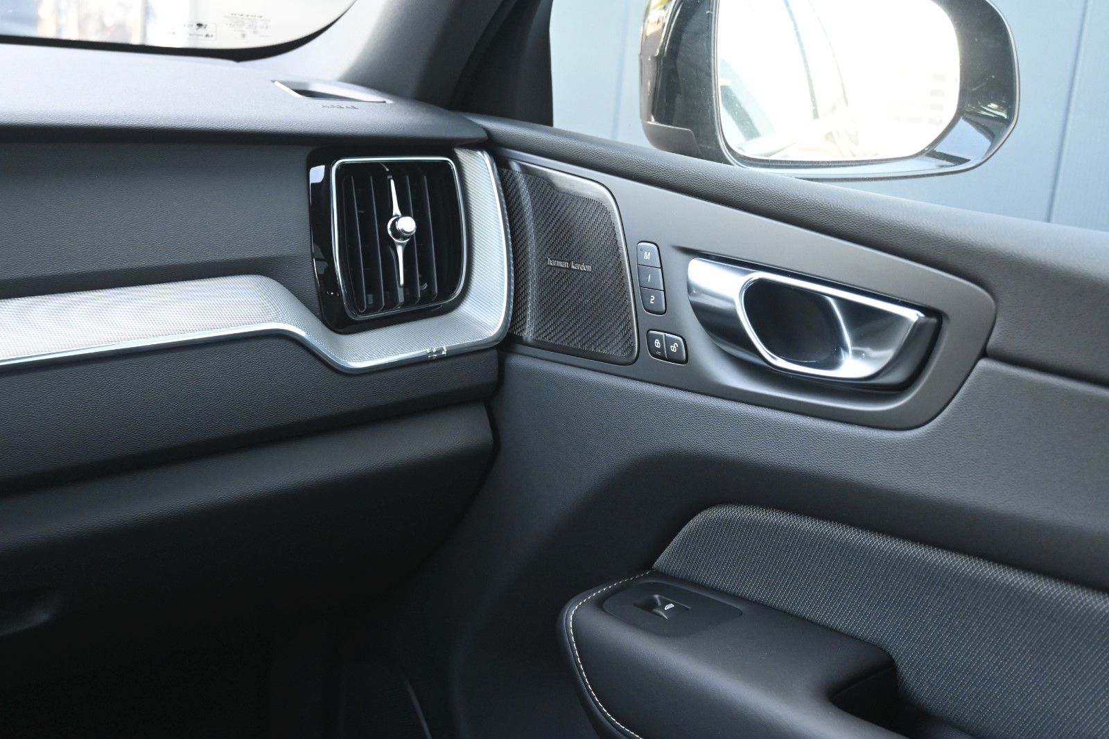 Fahrzeugabbildung Volvo XC60 B5 AWD Plus Dark*PANO*H&K*LUFT*LED*360°