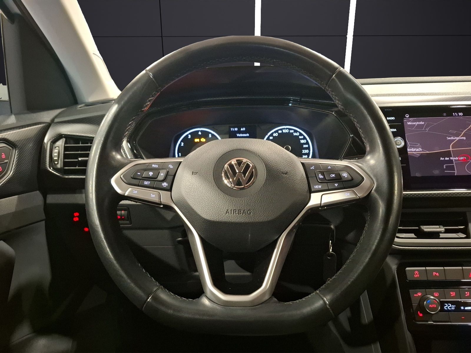 Fahrzeugabbildung Volkswagen T-Cross TSI Life AHK Navi ACC PDC SH 17"