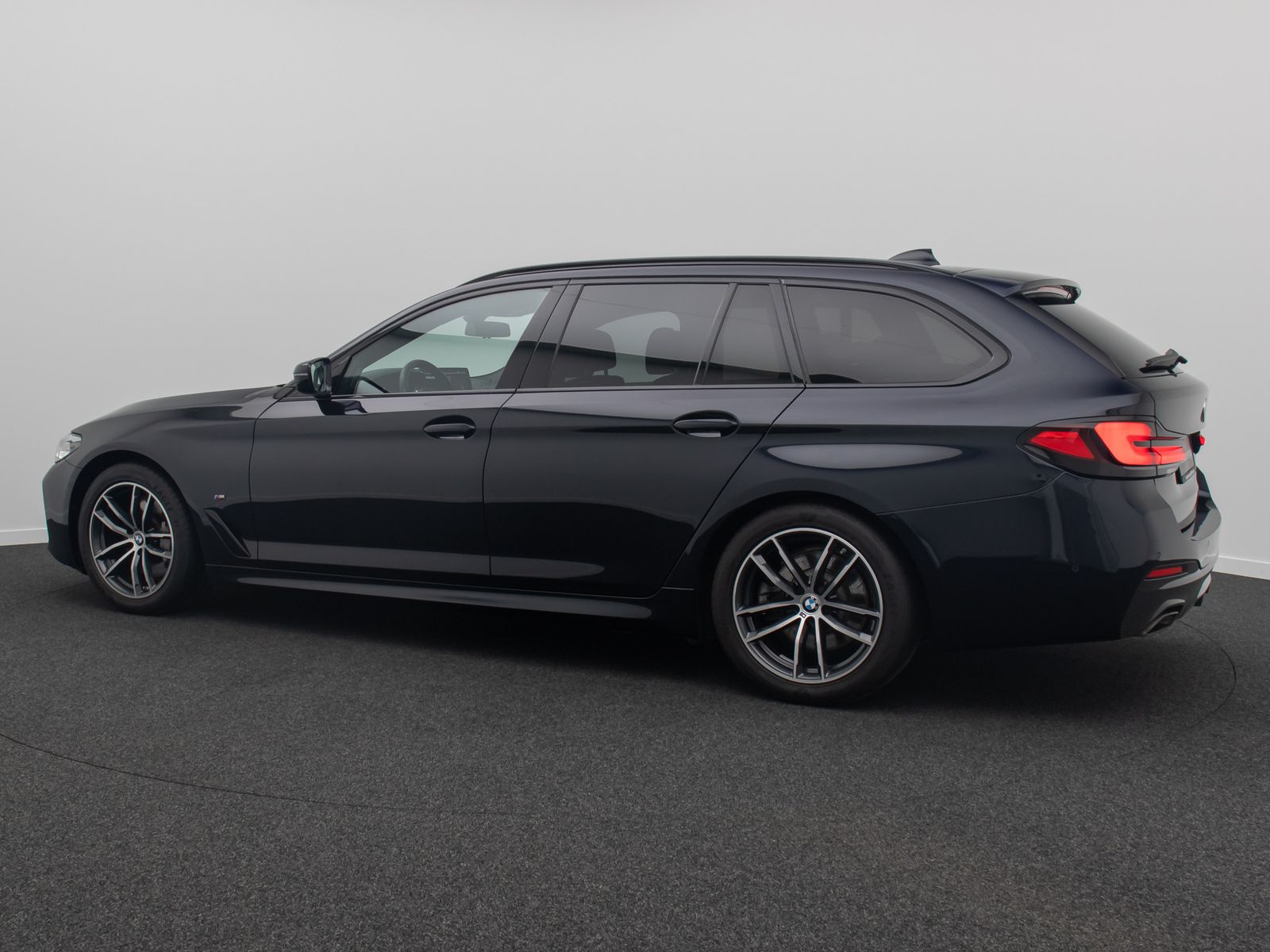 Fahrzeugabbildung BMW 530i M Sport AHK Kamera HUD H/K DAB Massage ACC