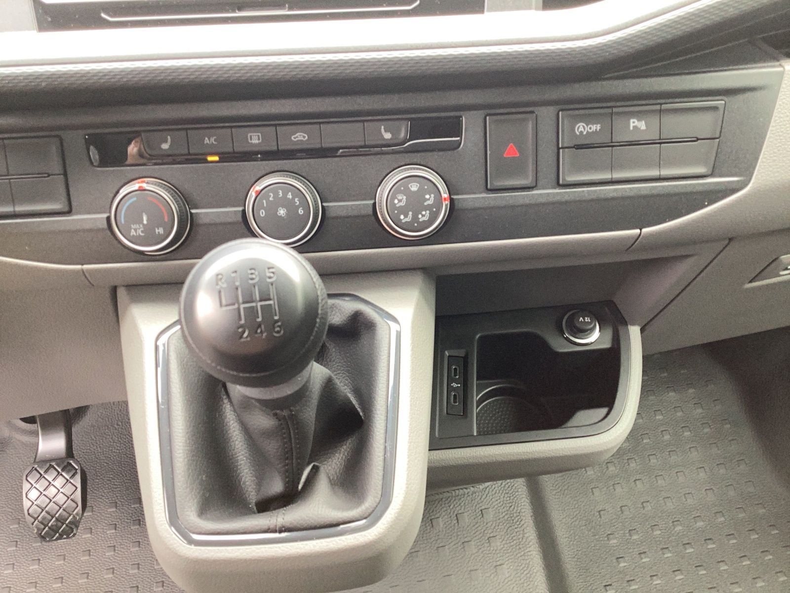 Fahrzeugabbildung Volkswagen T6 Kombi T6.1 TDI 9 Sitze LR LED SITZH. REAR VIE