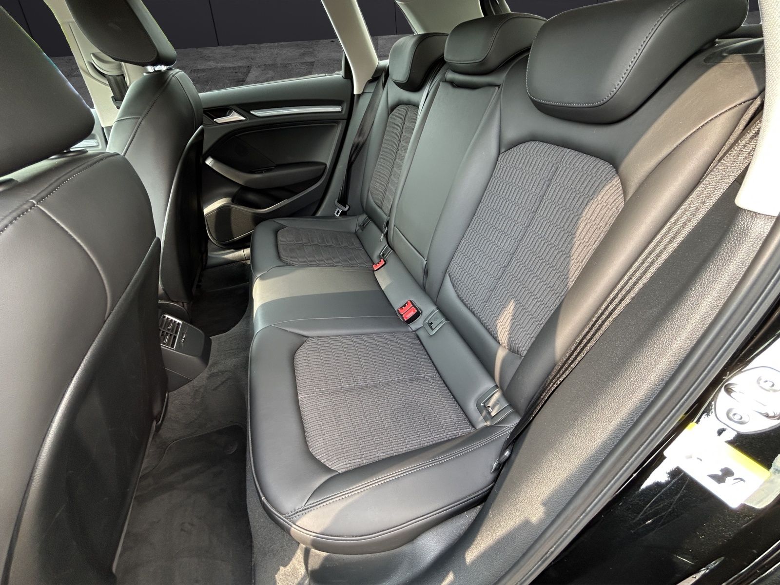 Fahrzeugabbildung Audi A3 Sportback Ambiente TSI DSG AHK XENON NAVI