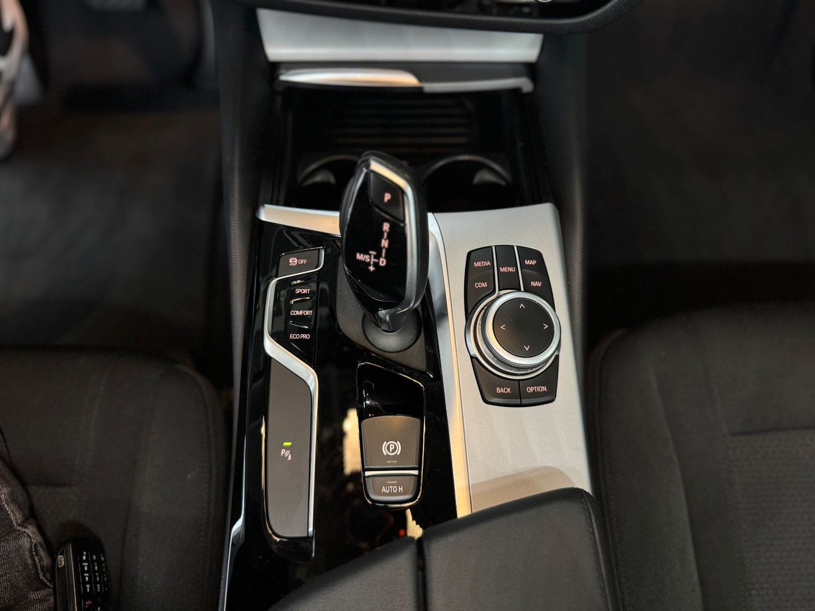 Fahrzeugabbildung BMW 520 d Touring "Business-P. Navi Connected Plus"