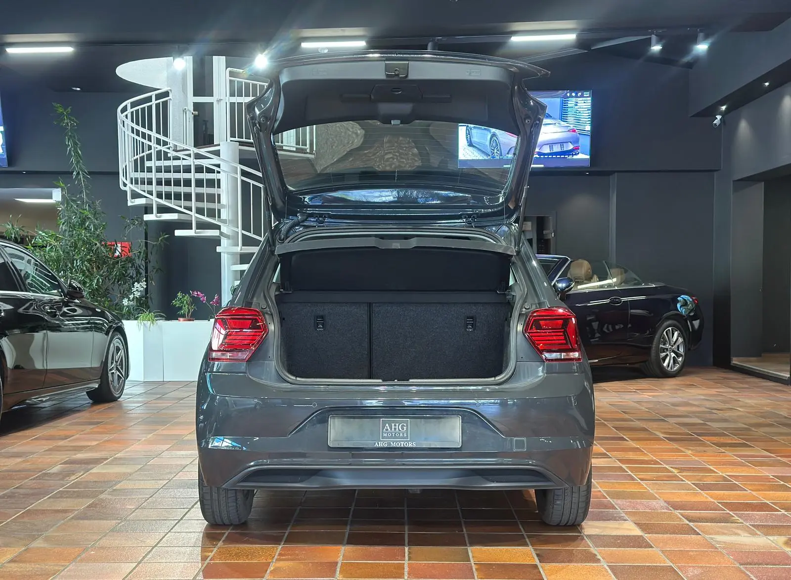 Volkswagen POLO COMFORTLINE KEYLESS TEMPOMAT PDC KAMERA NAV