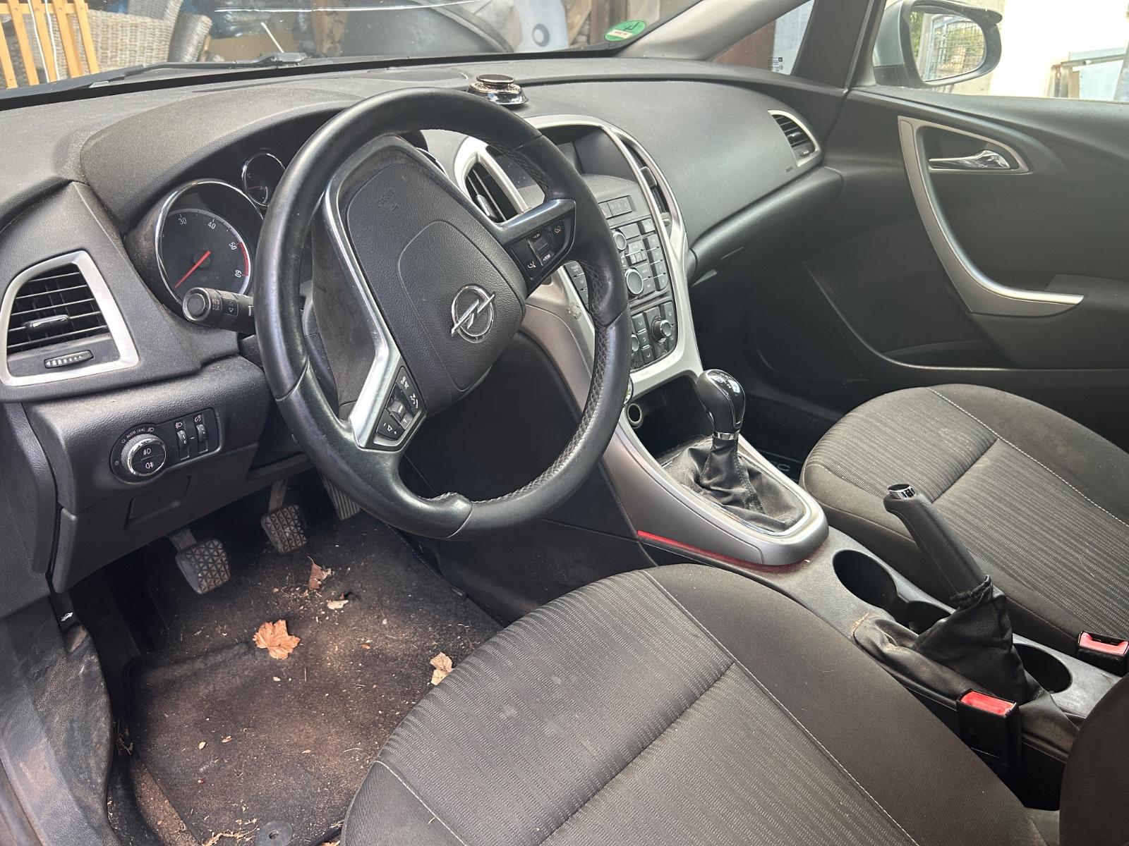 Opel Astra 2011 — вигляд ззаду