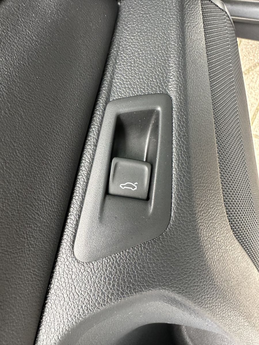 Fahrzeugabbildung Volkswagen T-Roc 1.5 TSI DSG R-Line NAV+LED+ACC+KAMERA+PANO