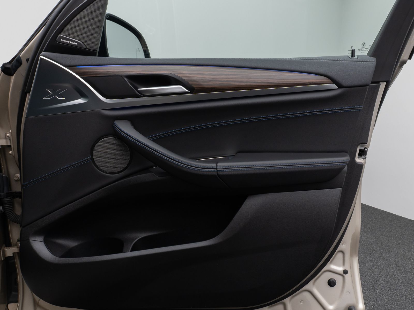 Fahrzeugabbildung BMW X3 M40d Panorama 360° HUD DAB H/K AHK Komfort