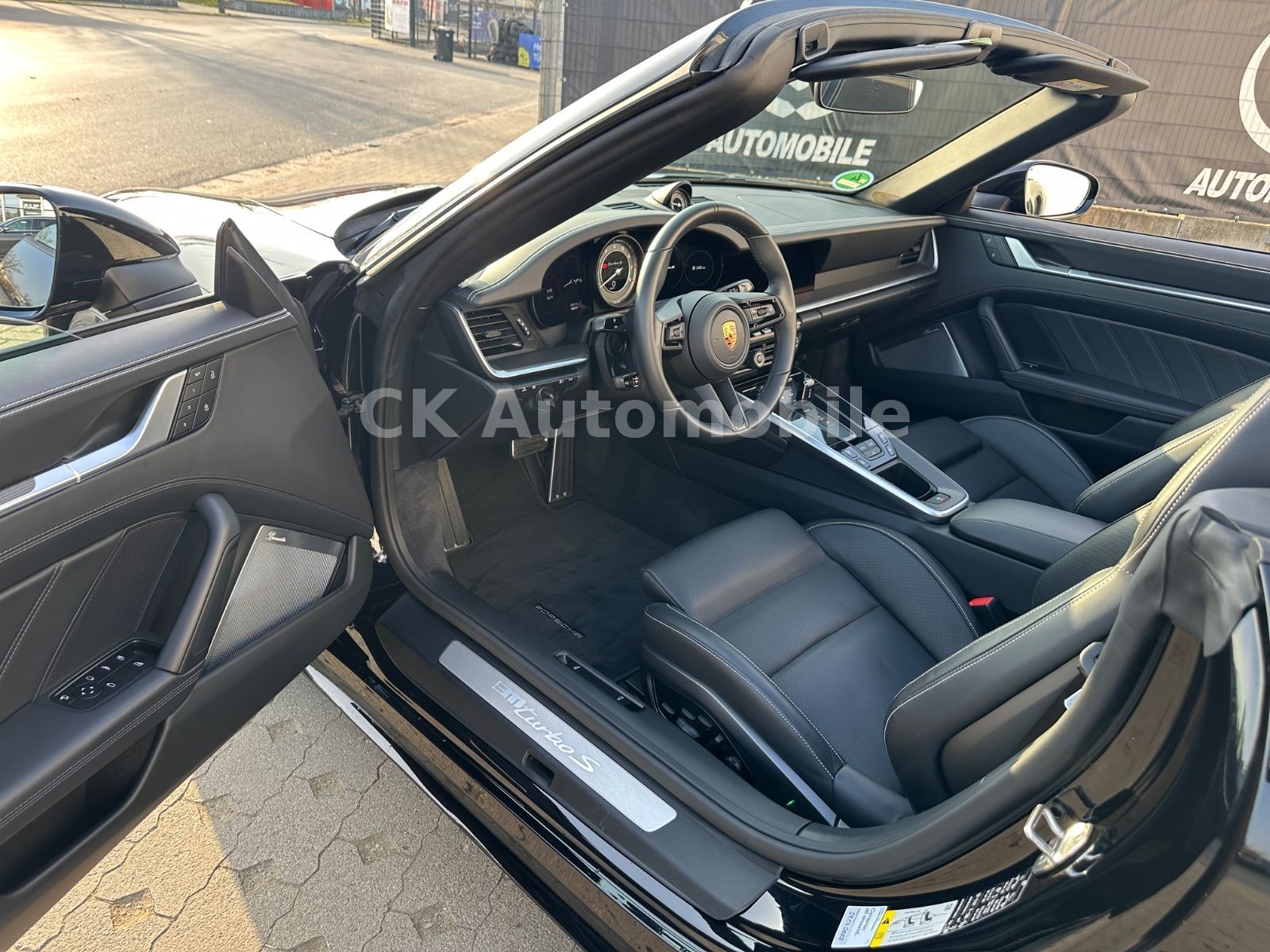 Fahrzeugabbildung Porsche 911 Turbo S Cabriolet Sport-Chrono/360°/ACC/LED