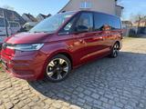 Volkswagen T7 Multivan Life lang,AHK,LED,ACC,Pano. - rote Volkswagen T7 Multivan