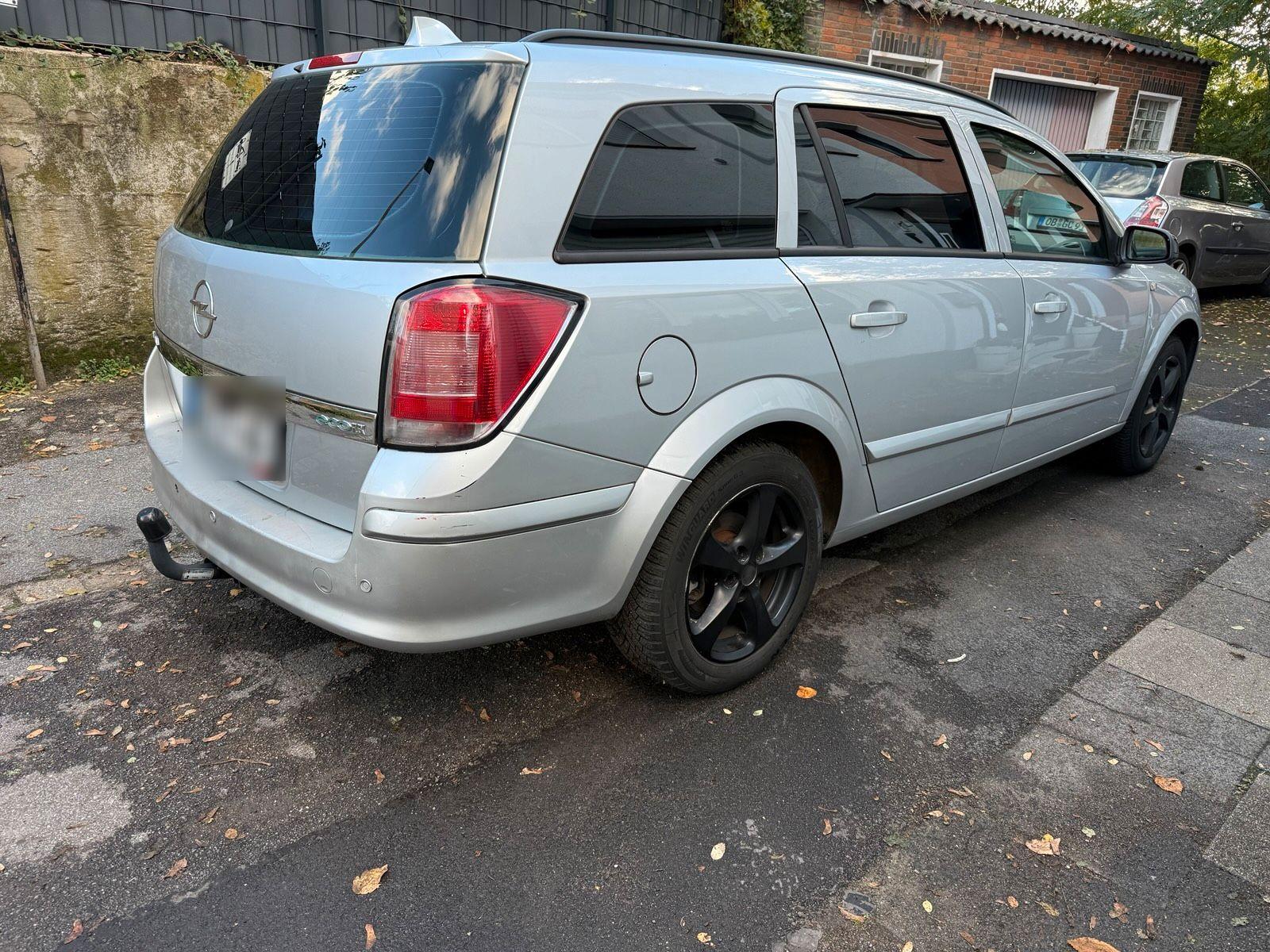 Opel Astra 2009 — салон