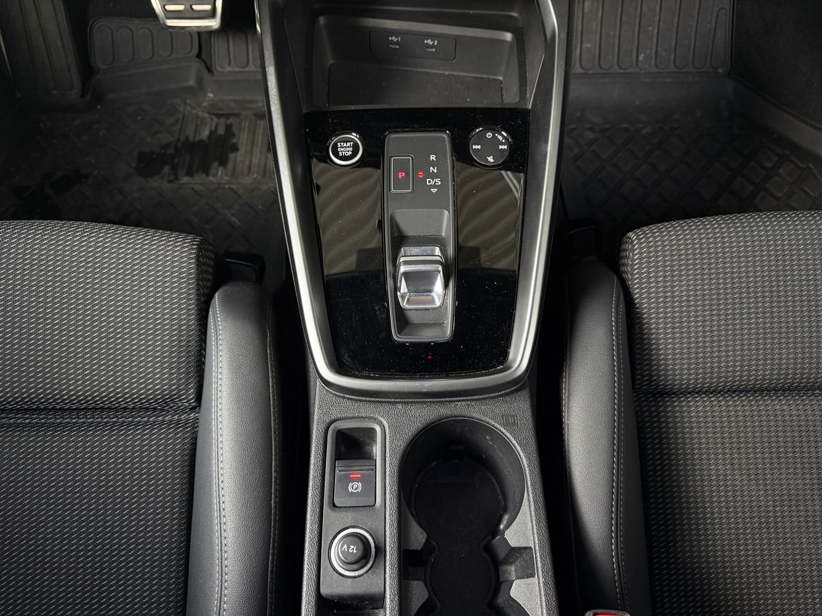 Fahrzeugabbildung Audi A3 Sportback  35 TFSI S line AHK LED NAVI