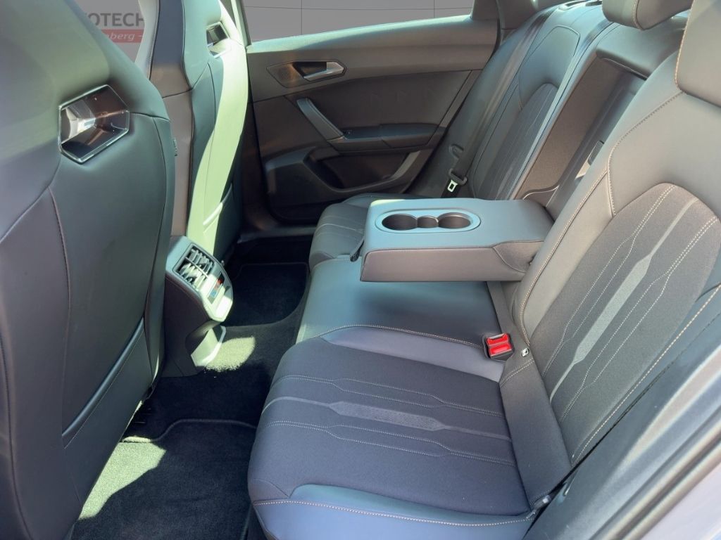 Fahrzeugabbildung CUPRA Leon VZ e-Hybrid, Allwetter, Panoramadach, Navi,