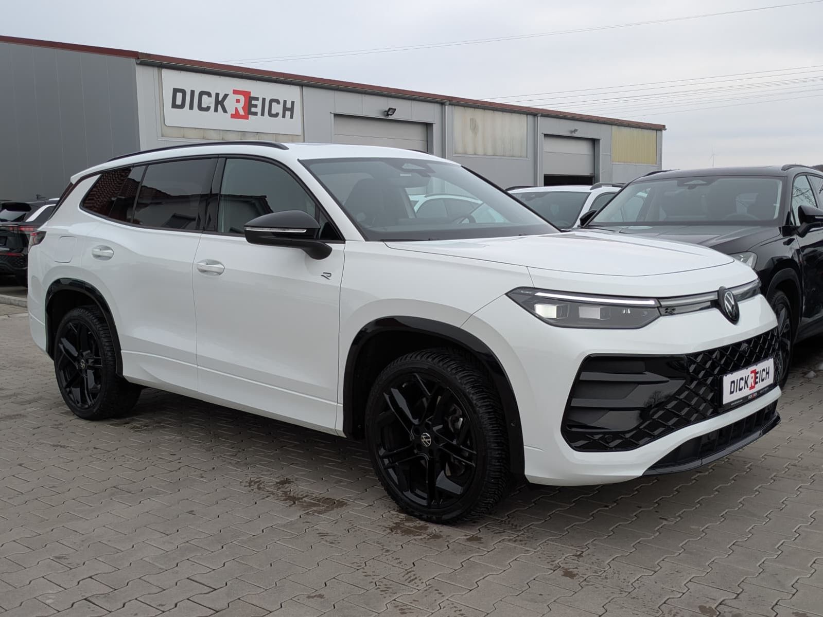 Fahrzeugabbildung Volkswagen Tayron 2.0 TDI 4M R-Line BLACK*7Si*MATRIX*PANO