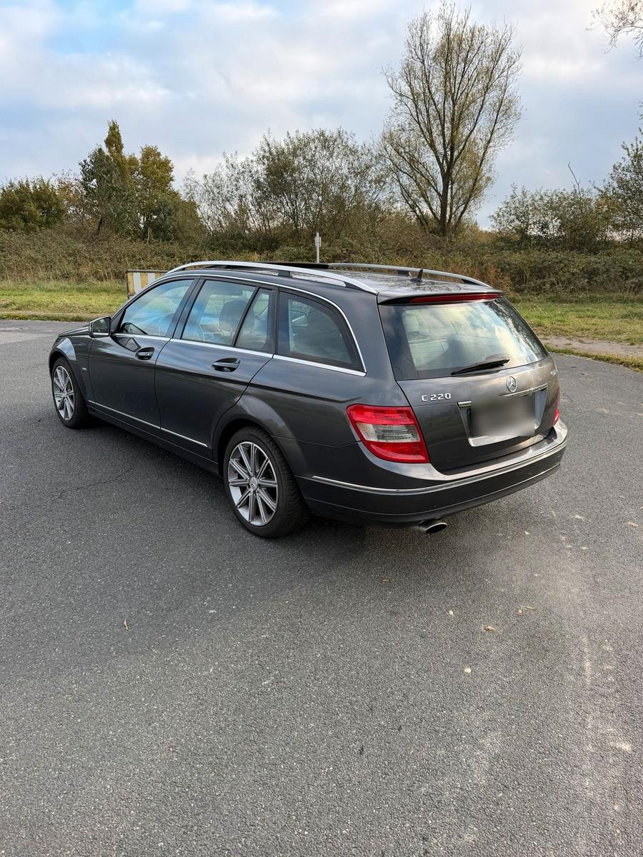 Mercedes-Benz C220 2009 — вигляд ззаду