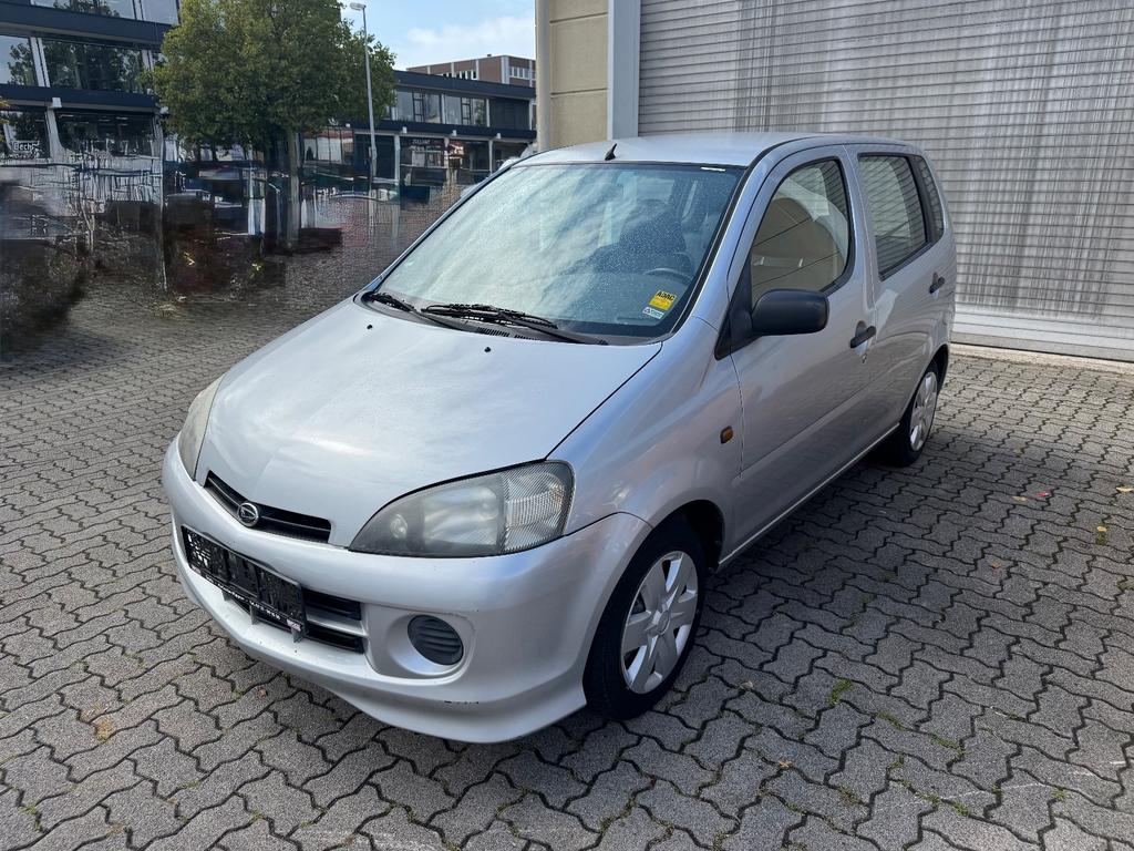 Daihatsu YRV