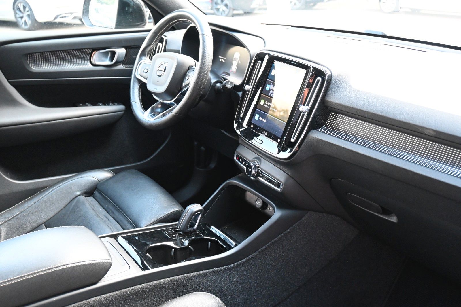 Fahrzeugabbildung Volvo XC40 BEV AWD R Design*H&K*FSHZG*RFK*WP*20Zoll*