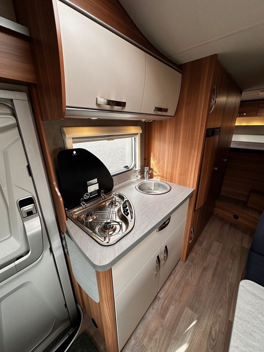 Fahrzeugabbildung Weinsberg CaraHome 700 DG 5 Sitzplätze Alkoven Familie