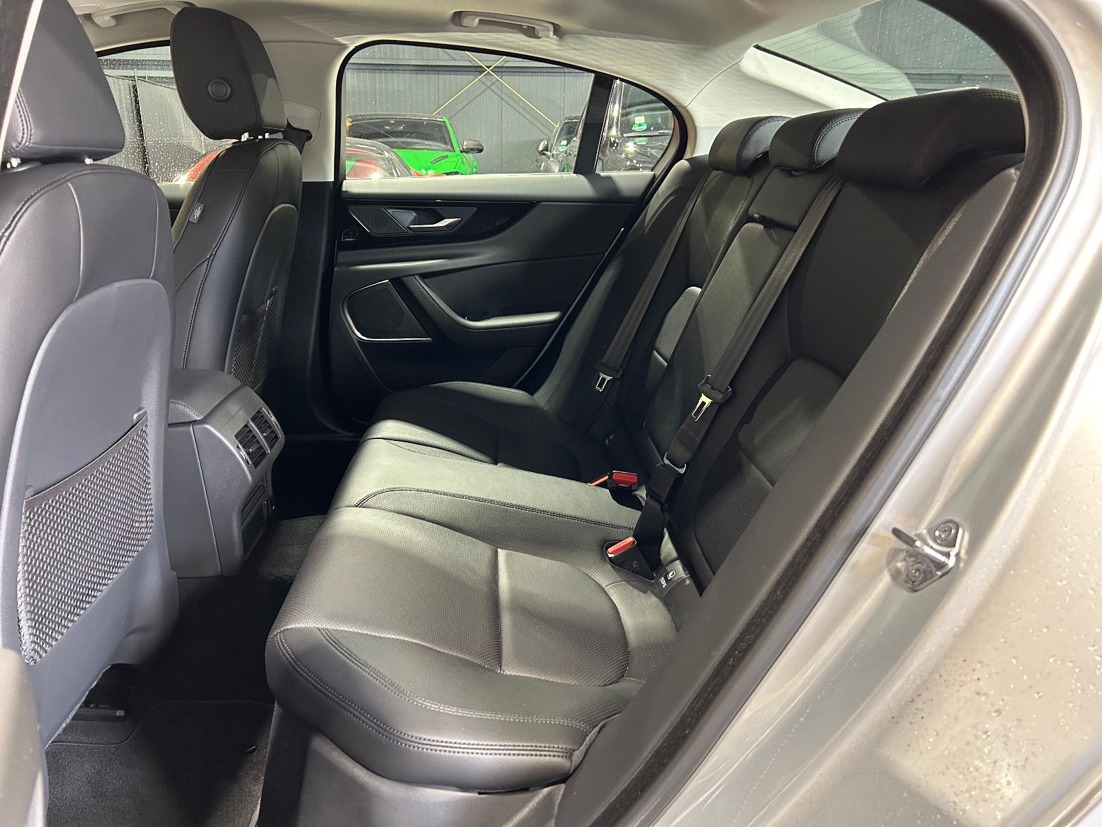 Fahrzeugabbildung Jaguar XE S/APPLE/KAMERA/SHZ/KLIMA/1.HAND