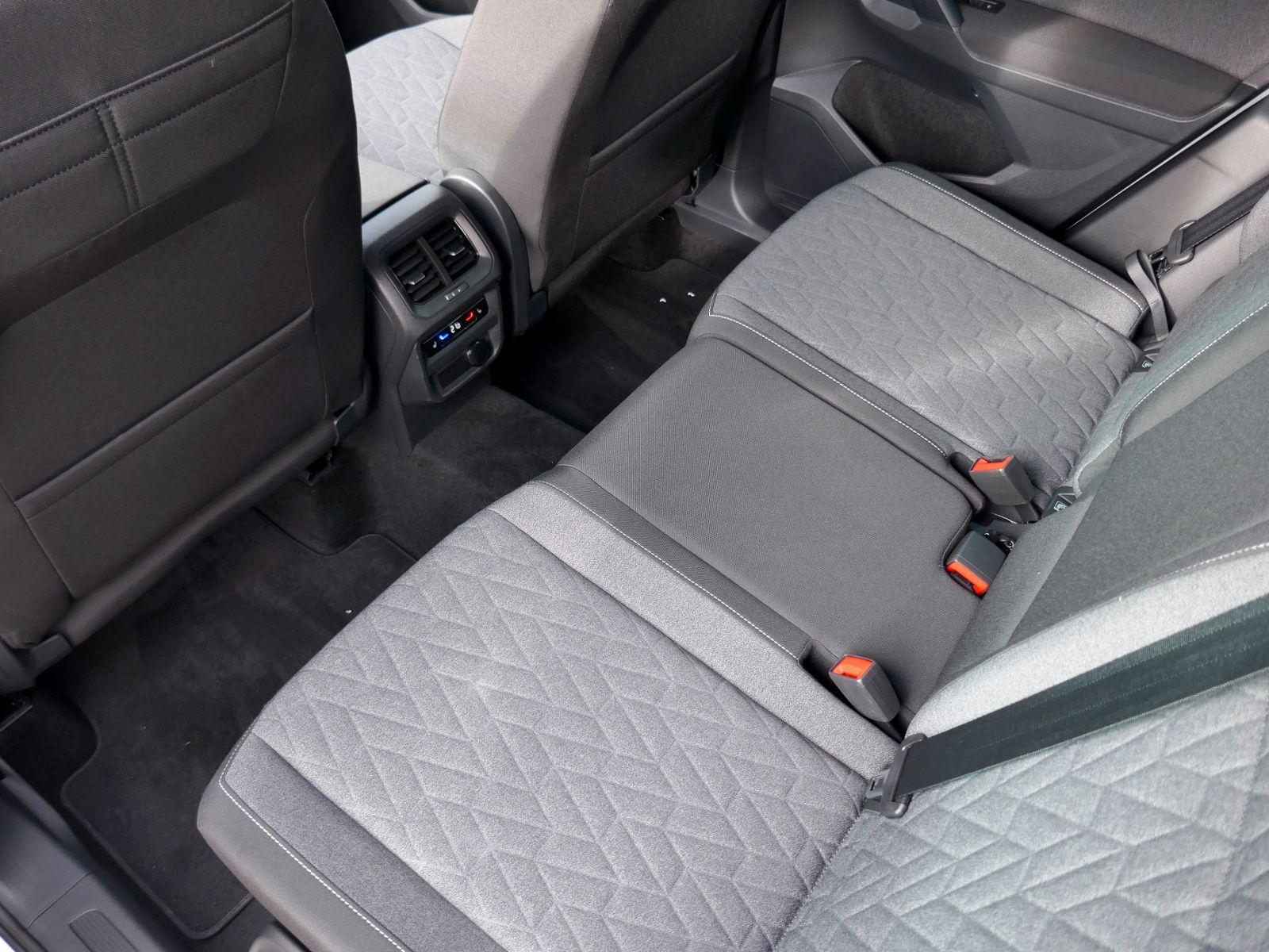Fahrzeugabbildung Volkswagen Tiguan MOVE 2.0 TDI DSG | LED RFK ACC Navi