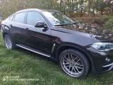 BMW X6 xDrive40d - - mit Diesel-Antrieb: Braun, Sportfahrwerk, Geländewagen