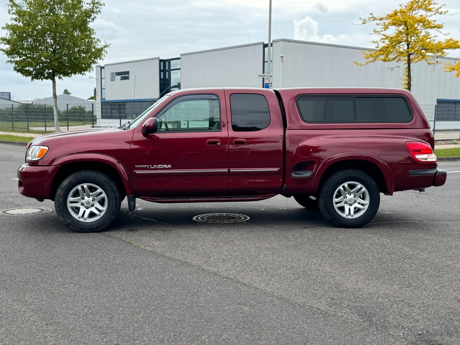 Toyota Tundra 2004 — rear view
