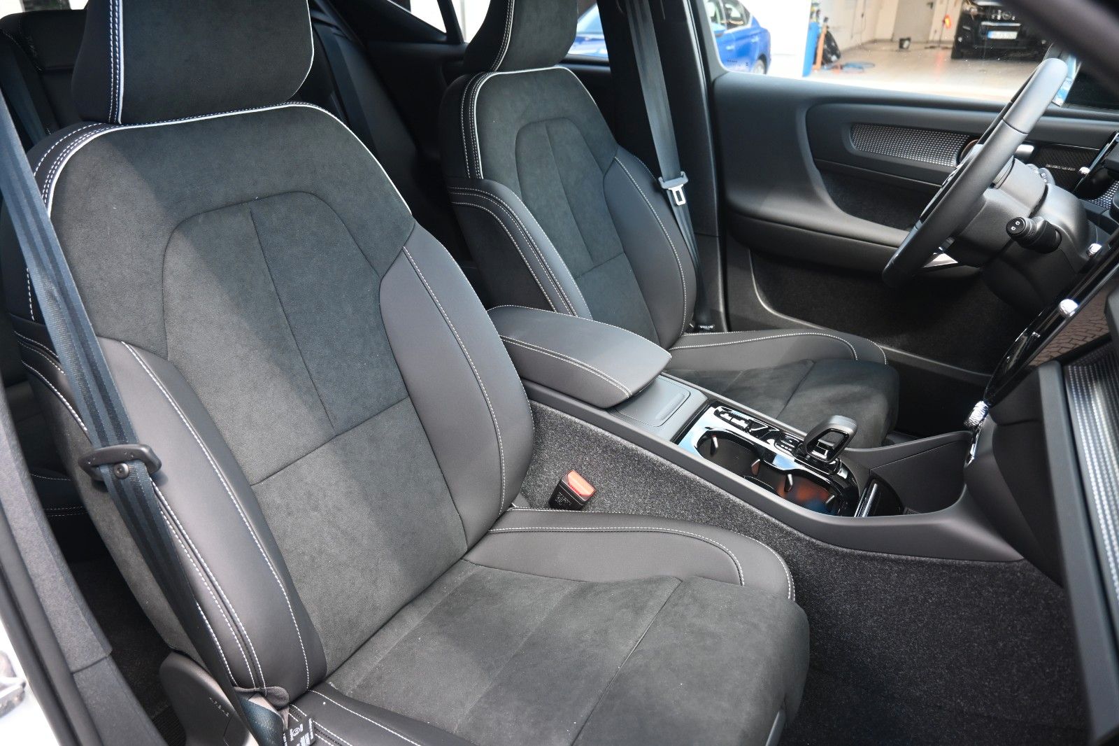 Fahrzeugabbildung Volvo XC40 B4 DKG Plus Dark*H&K*FSHZG*360°*ACC*AHK