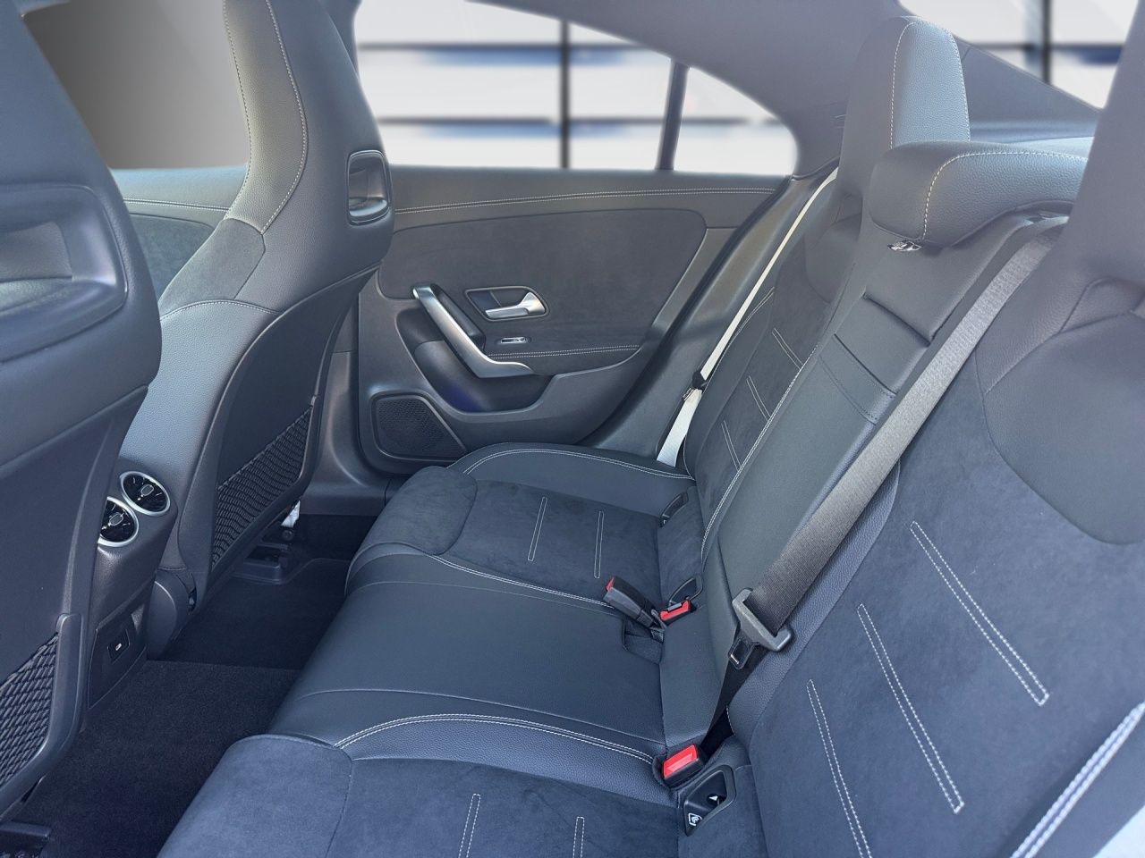 Fahrzeugabbildung Mercedes-Benz CLA 200 d Coupé AMG+AHK+DISTR+NIGHT+MULTIBEAM+