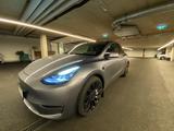 Tesla Model Y AWD Performance Mwst ausweisbar  - silberne Tesla Model Y
