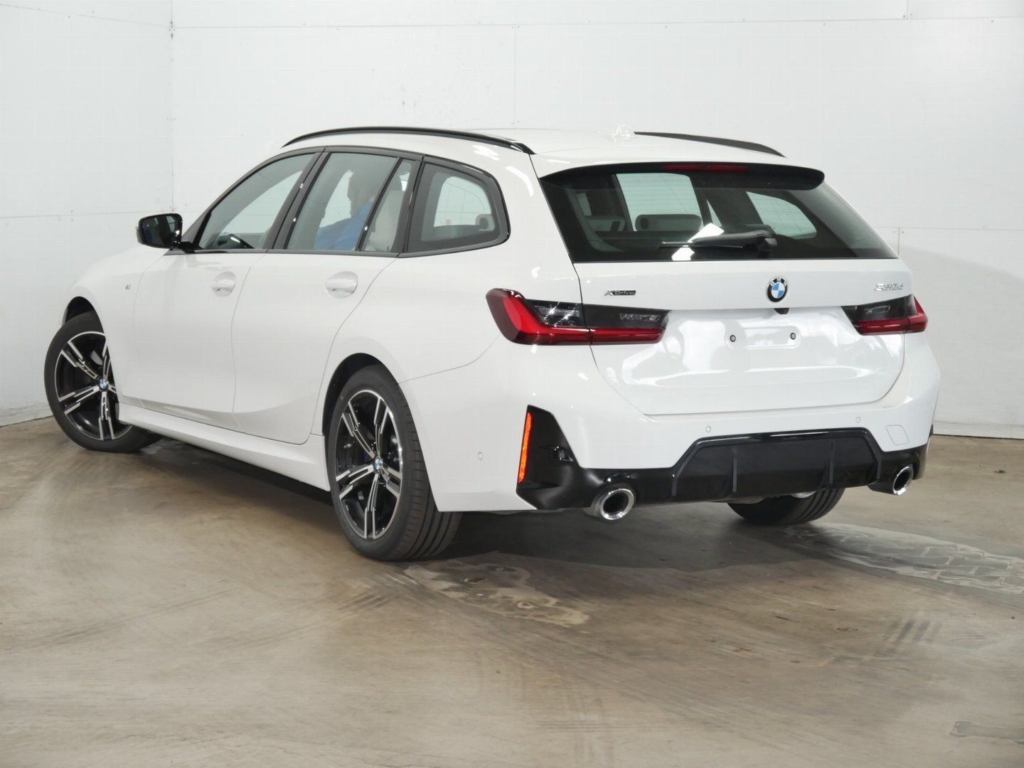 Fahrzeugabbildung BMW 330d xDrive M Sportpaket | Panorama-Glasdach