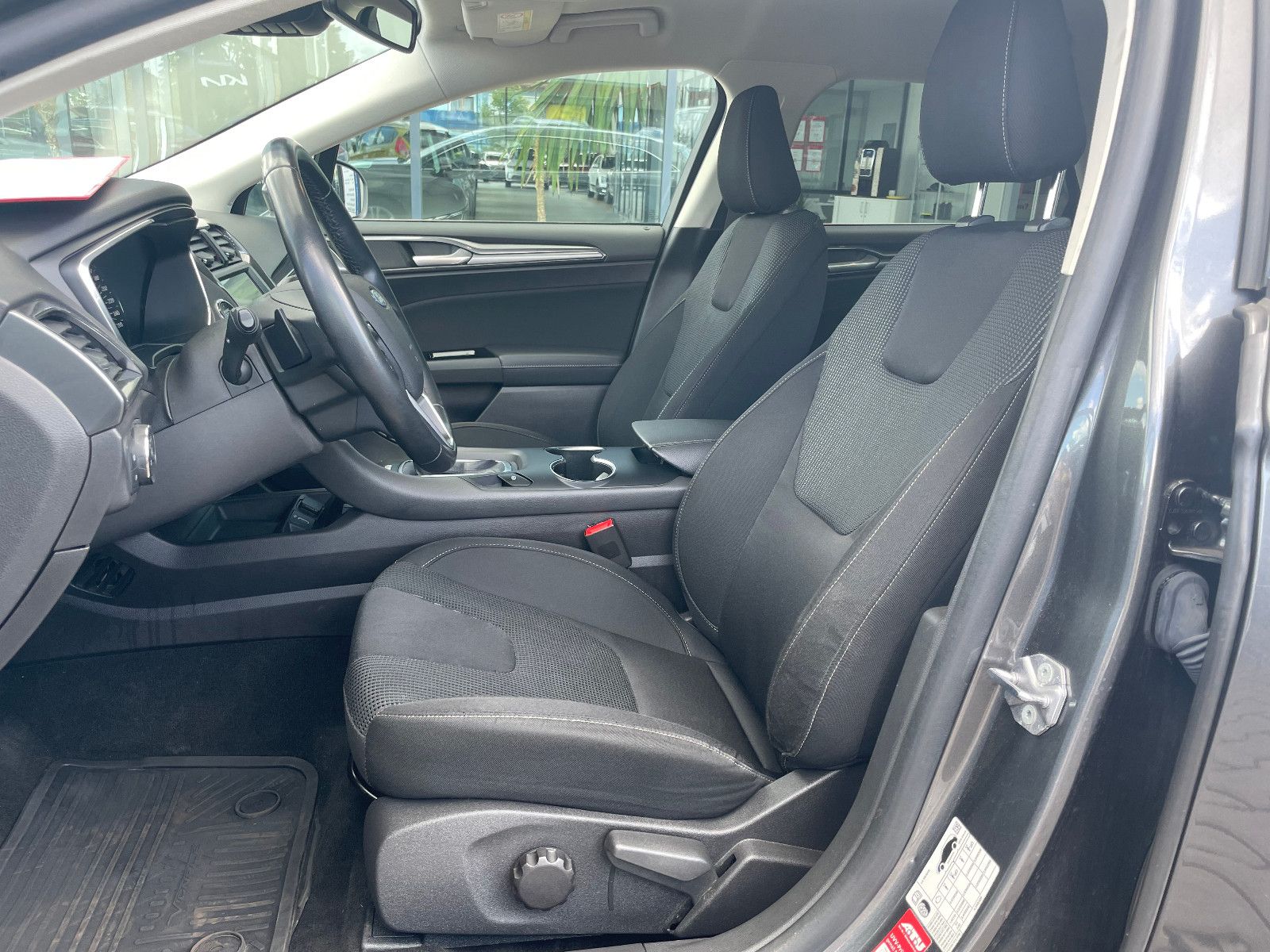 Fahrzeugabbildung Ford Mondeo Titanium, Automatik