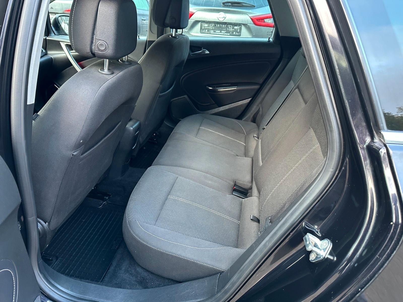 Opel Astra 2011 — photo 14