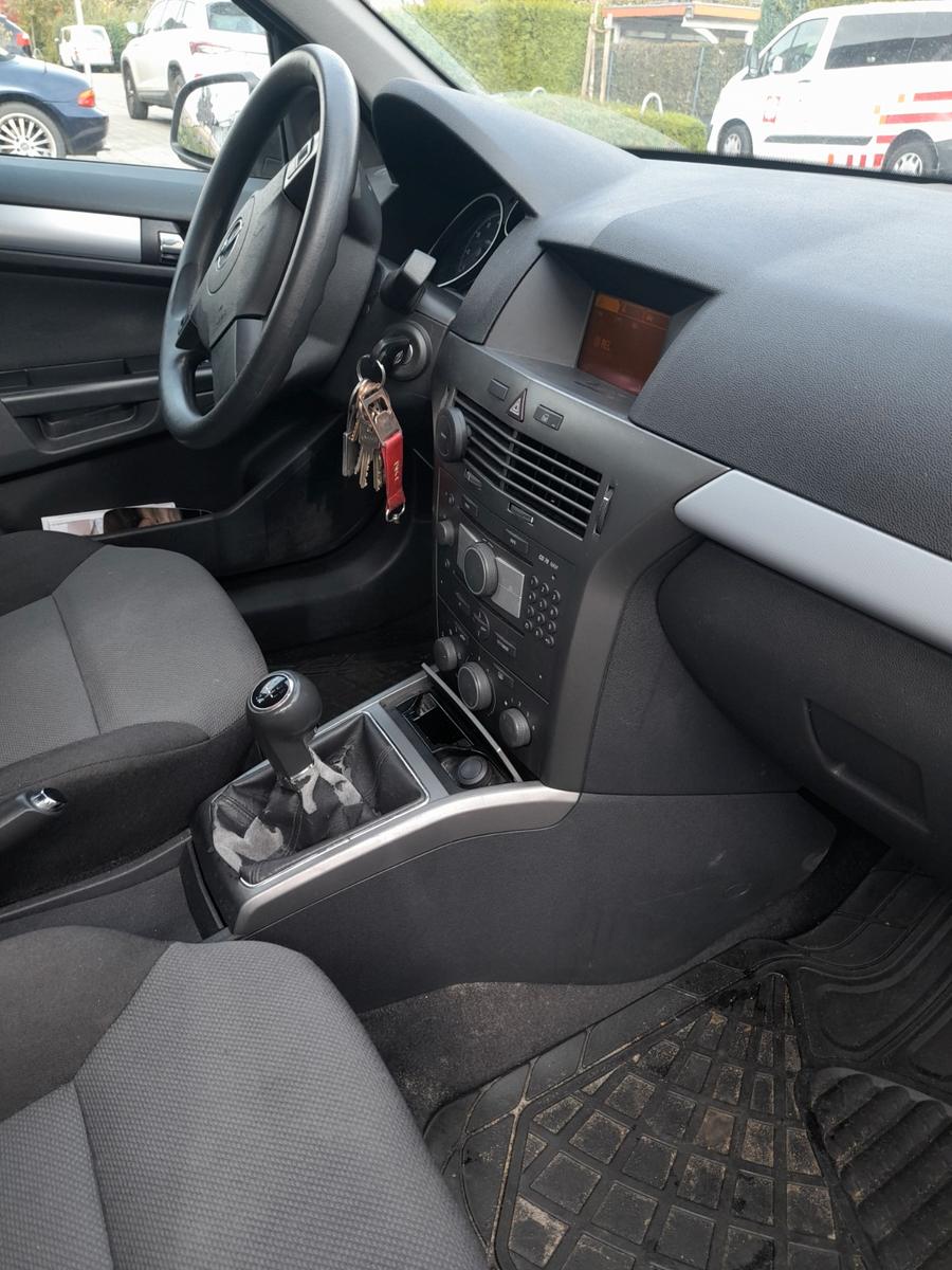 Opel Astra 2005 — interior