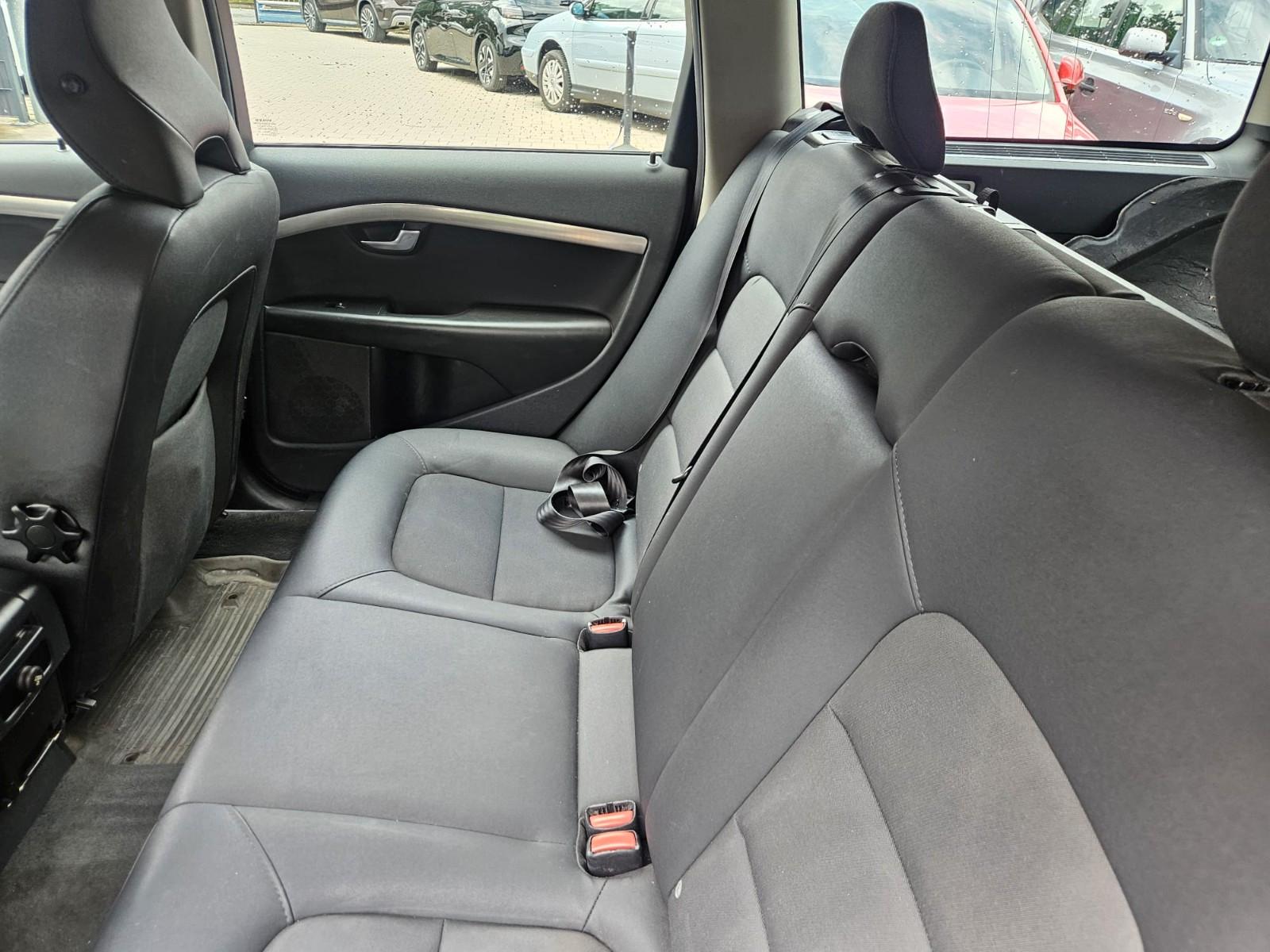 Volvo V70 2010 — photo 15