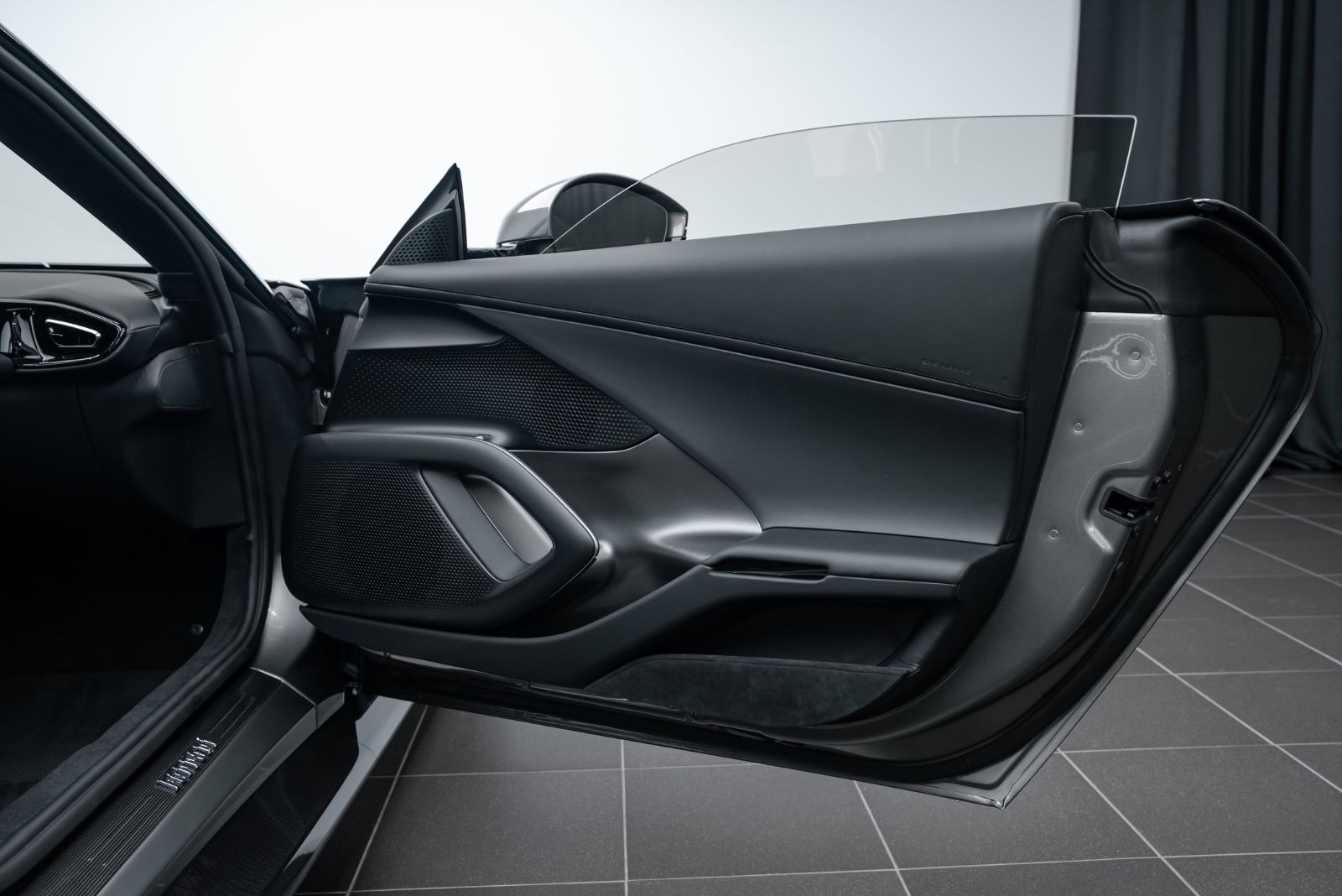 Fahrzeugabbildung Ferrari 12Cilindri PANO/LIFT/RACING SEATS/CARBON/SURR