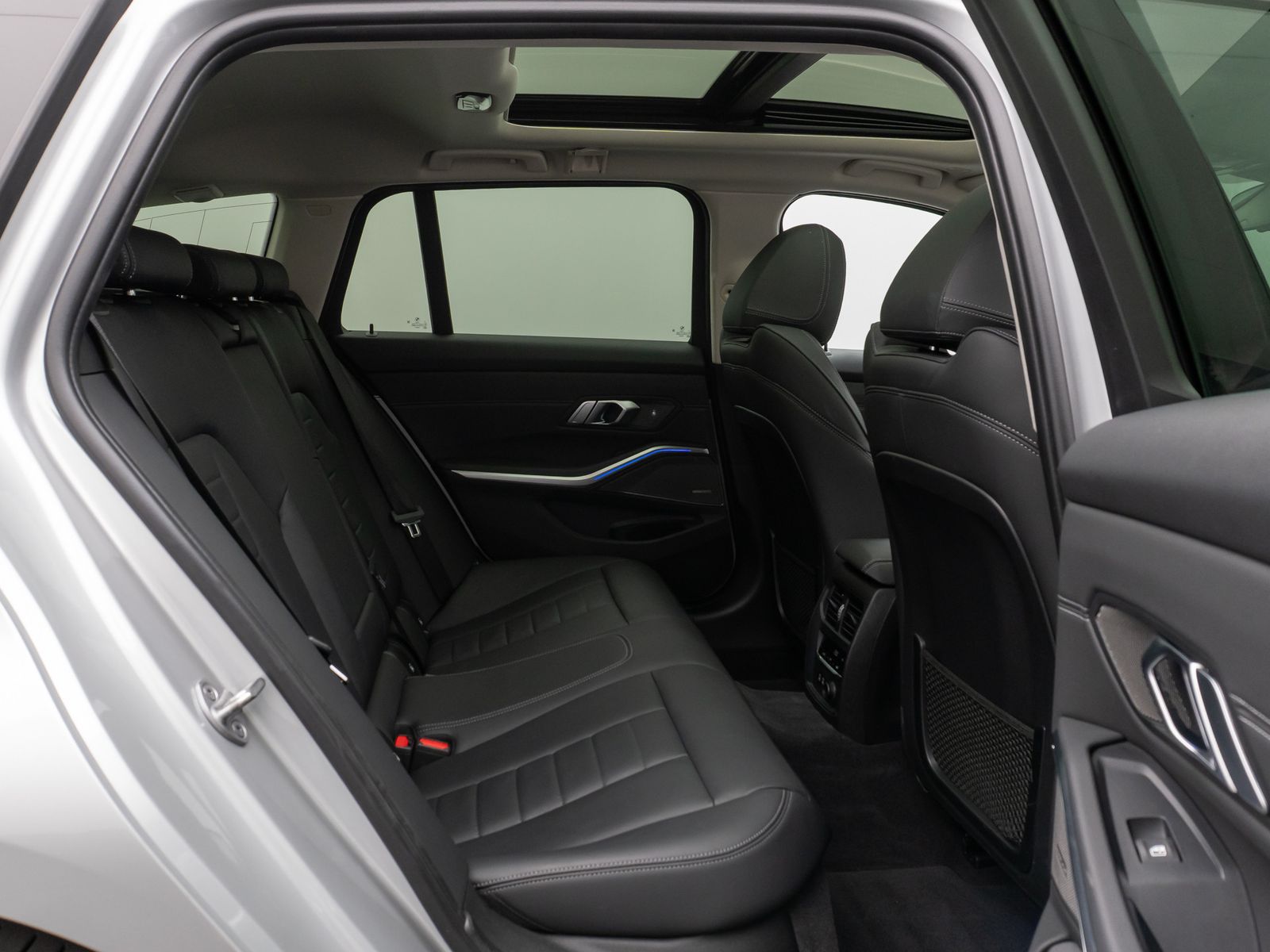 Fahrzeugabbildung BMW 330d xD Sport Line Kamera Panorama HUD DAB H/K