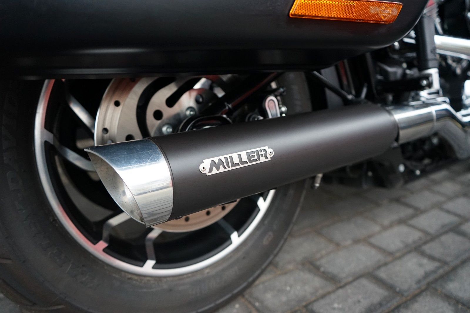 Fahrzeugabbildung Harley-Davidson Softail Sport Glide FLSB 107 mit Miller Auspuff