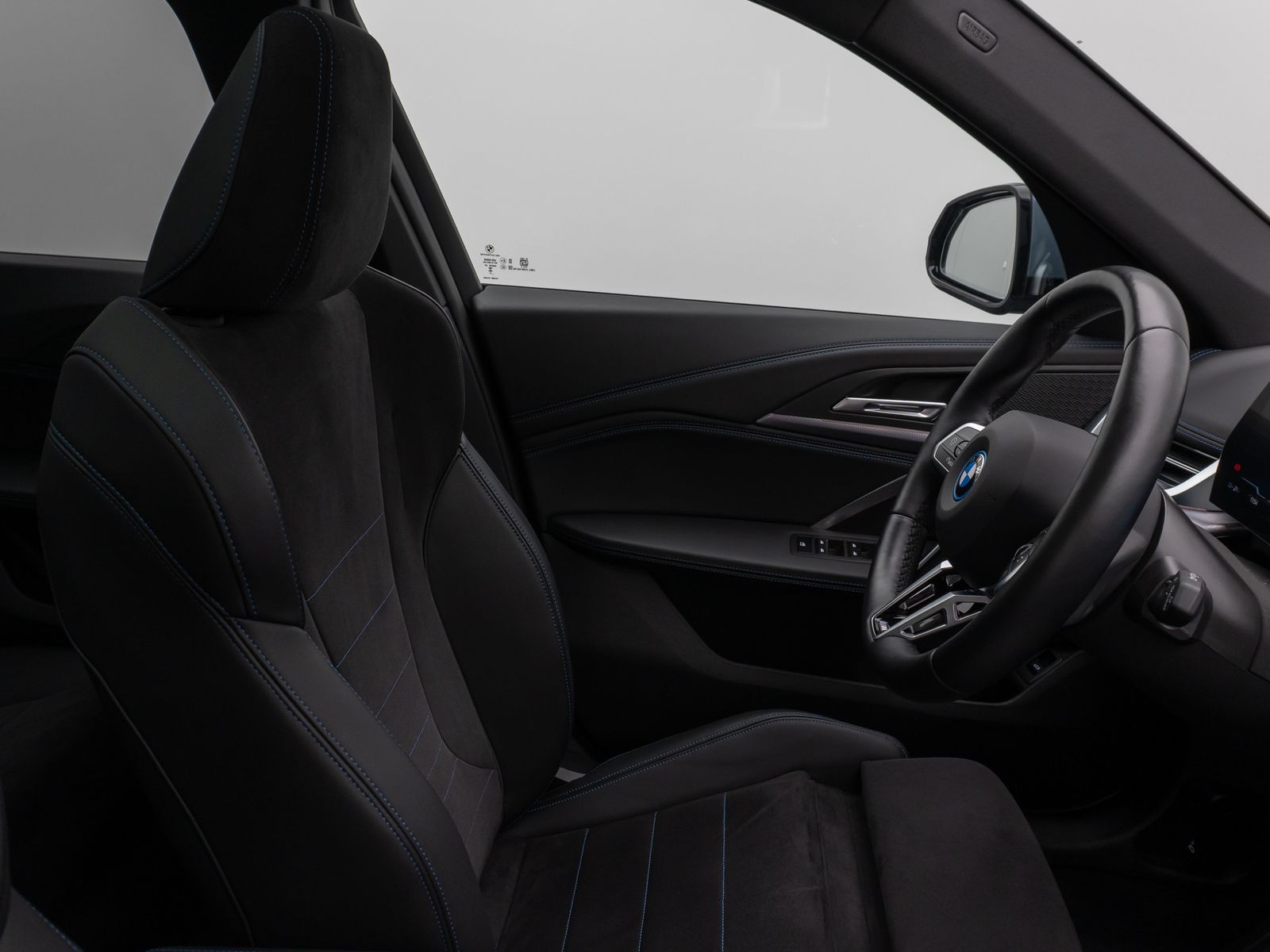 Fahrzeugabbildung BMW iX1 xD30 M Sport Panoram 360°HUD DAB AHK Komfort