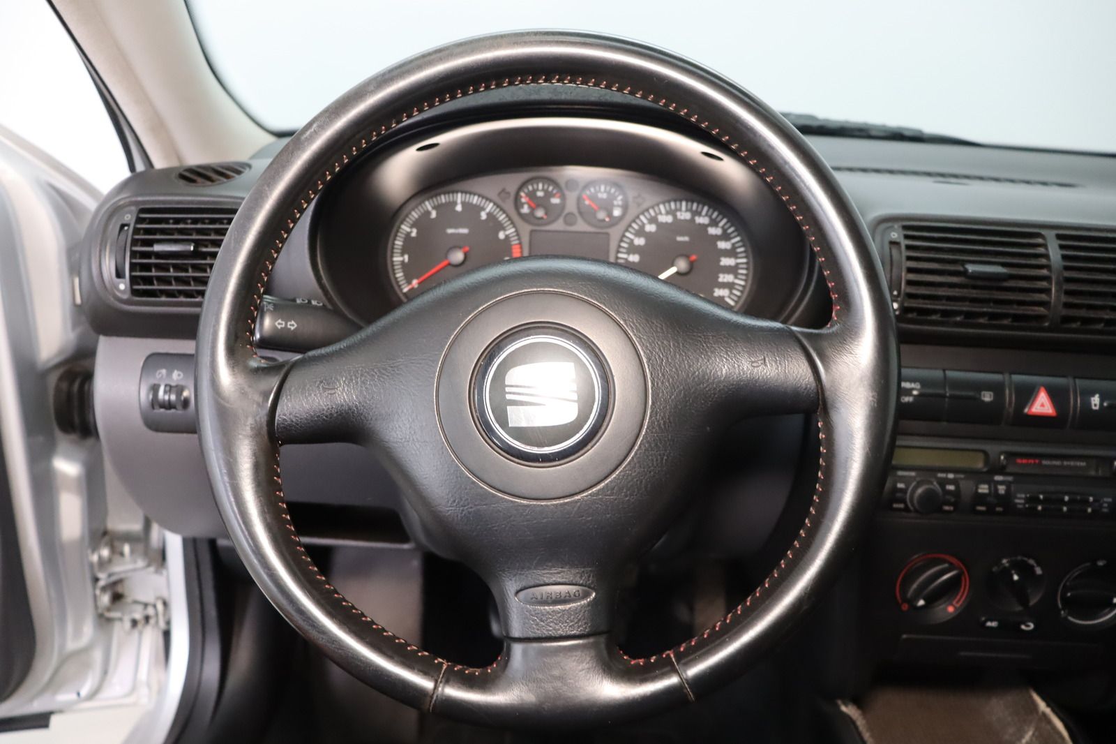 Fahrzeugabbildung SEAT Leon 1.6 16V komplett Seat Service * 1. Hand Ste
