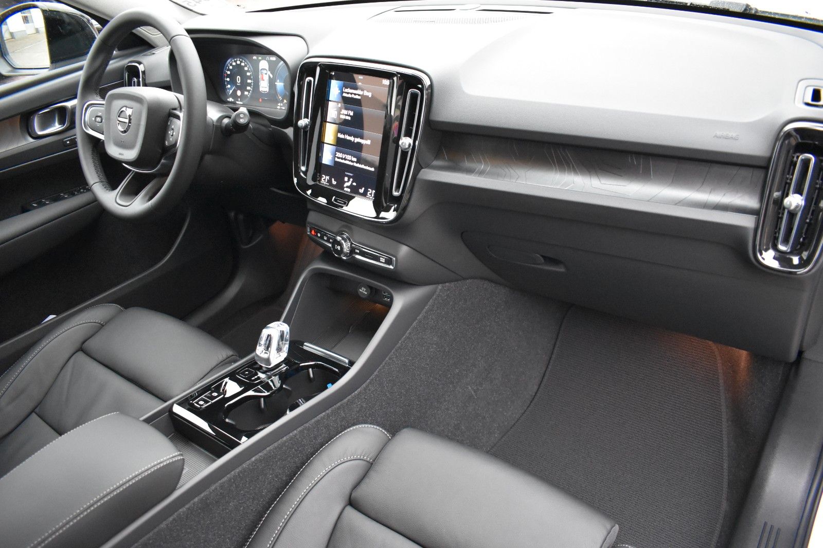 Fahrzeugabbildung Volvo XC40 T5 Recharge 2WD Plus Dark*RFK*H&K*ACC