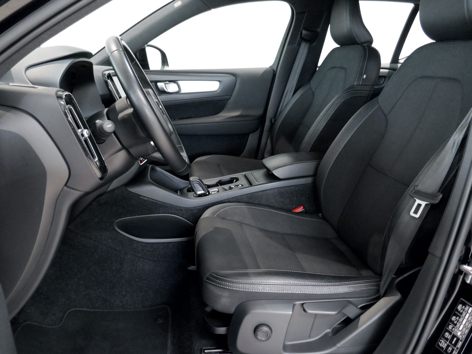 Fahrzeugabbildung Volvo XC40 D3 2WD Momentum Pro | LED AHK PDC GRA