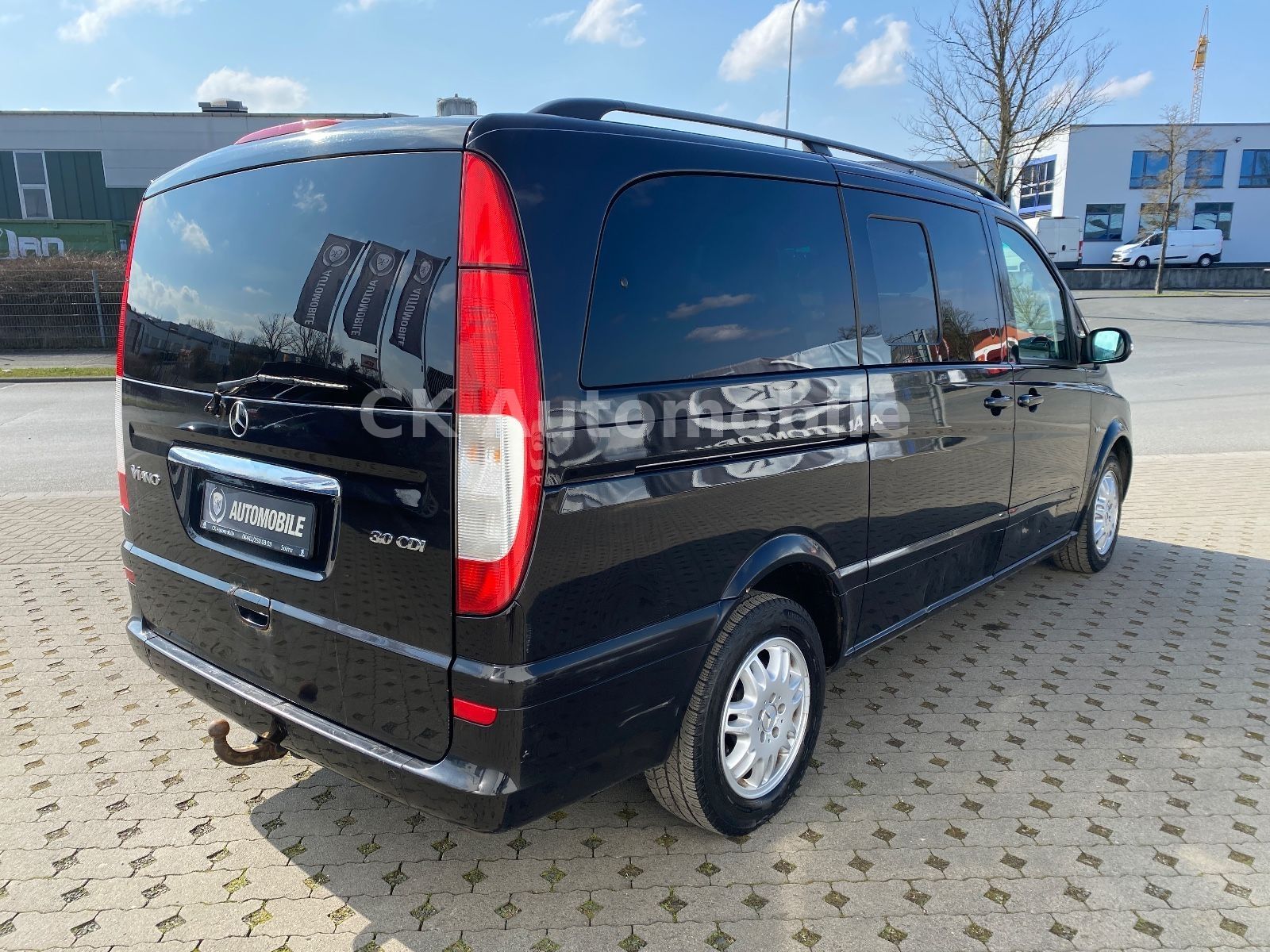 Fahrzeugabbildung Mercedes-Benz Viano 3.0 CDI lang Activity/6 Sitze/Leder/AHK
