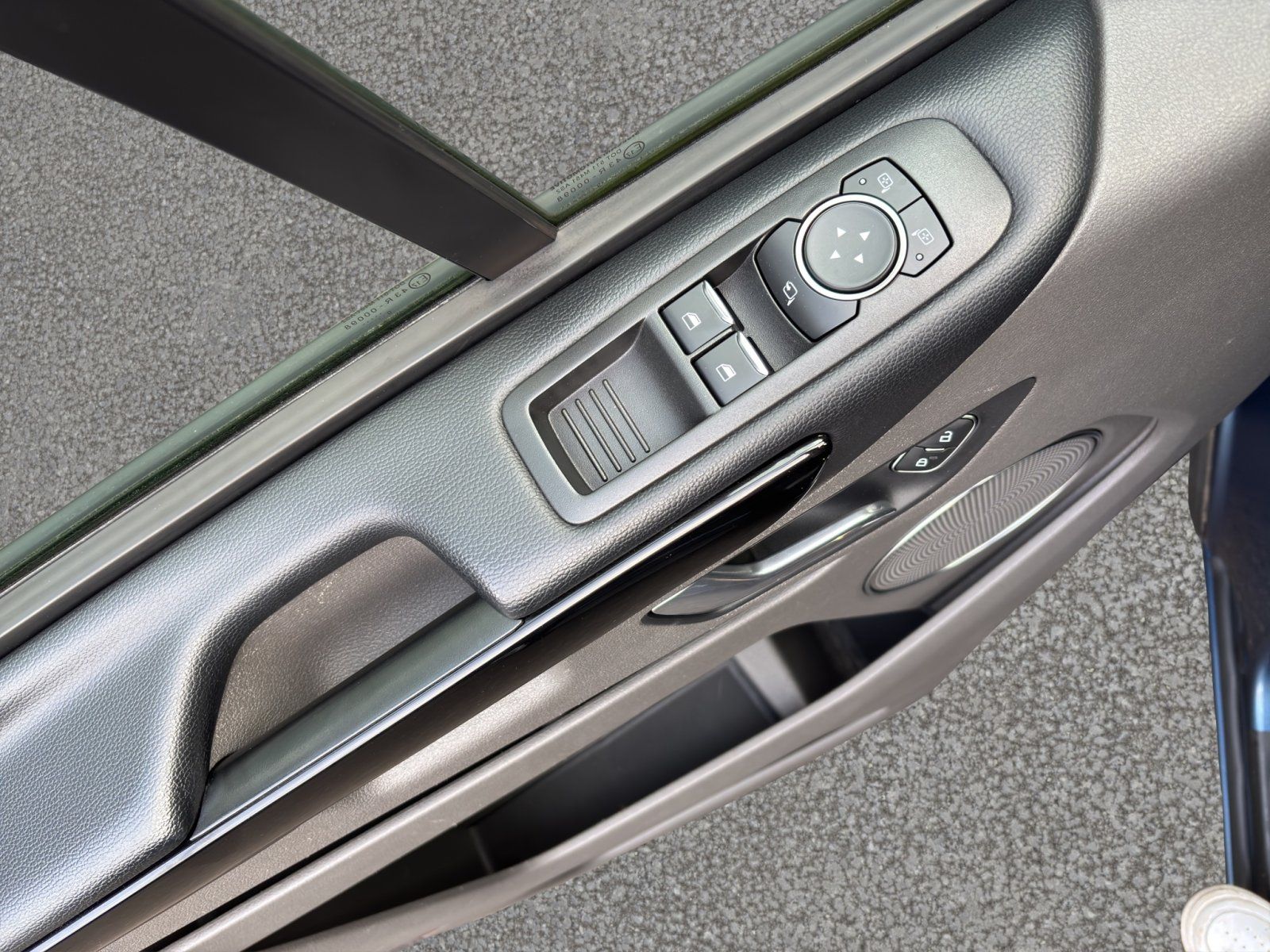 Fahrzeugabbildung Ford Tourneo Custom 2.0 TDi 320 L1 Titanium