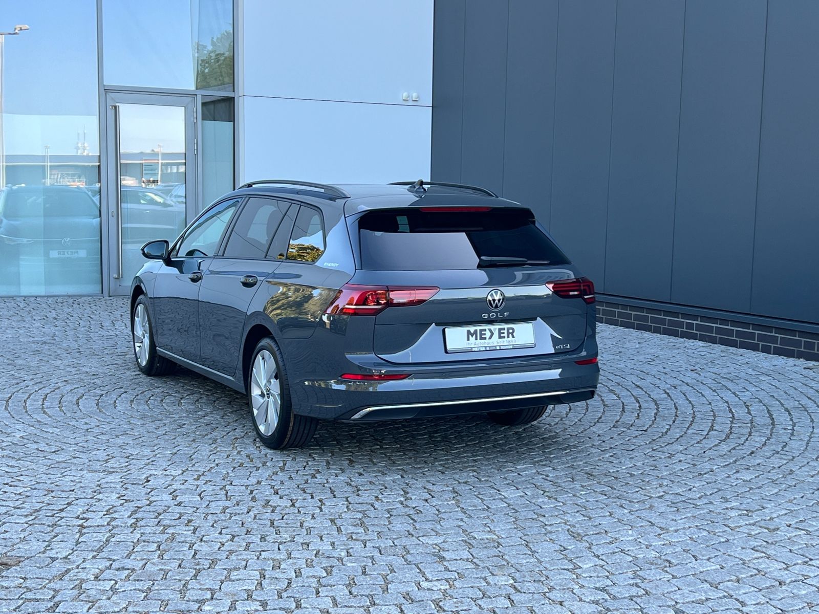 Fahrzeugabbildung Volkswagen Golf Variant  Life 1.5 eTSI DSG *AHK, Plus-Paket