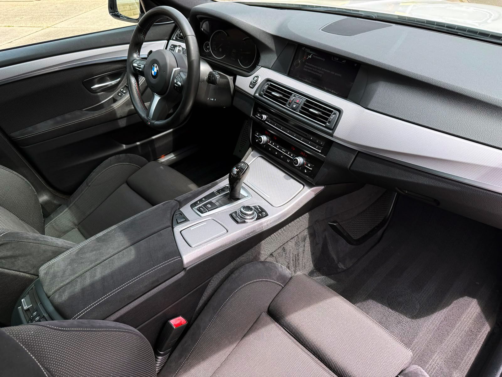 Fahrzeugabbildung BMW 530d Touring xDrive M-Sport PDC PANO SHZ AHK BT
