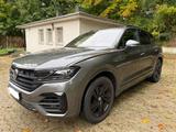 Volkswagen Touareg R LINE BLACK VIRTUAL/STAND HZ/AHK/PANO - Volkswagen Touareg: Black