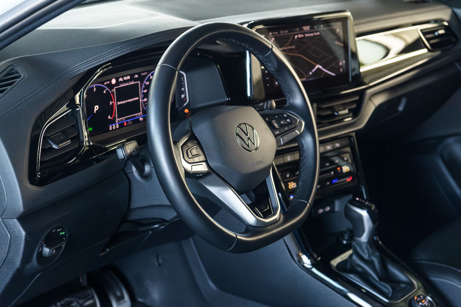 Fahrzeugabbildung Volkswagen T-Roc R-Line ALLRAD+LEDER*AHK*LED*NAVI*RFK*IQ