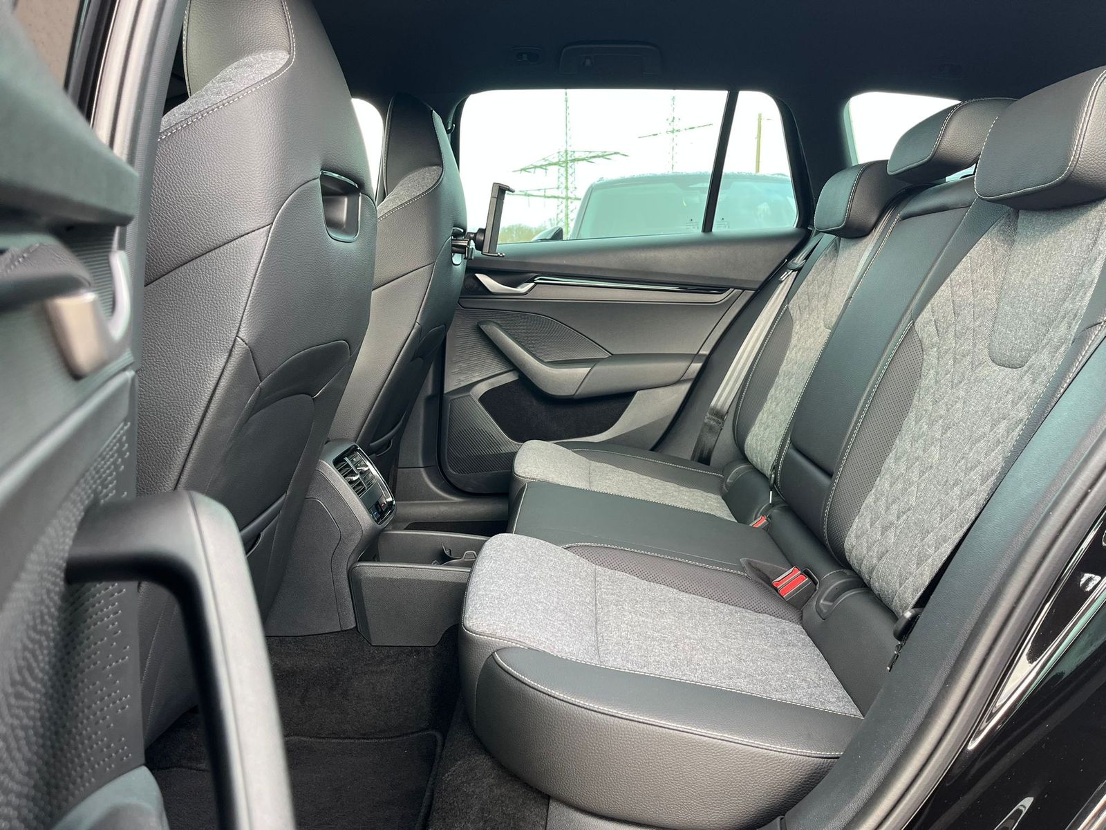 Fahrzeugabbildung SKODA Octavia 2.0 DSG Sportline MATRIX*AHK*CANTON*5J.G